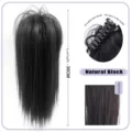 Vista detallada de la extensión de coleta con pinza de pelo liso de 30cm en color negro. - Negro Natural