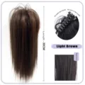 Vista detallada de la peluca de coleta liza de 30 cm, pinza resistente y línea del cabello. - Tostado