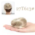 Vue détaillée du chignon synthétique duveteux montrant une couleur naturelle et texture élastique. - Mélange de Blond