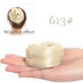 Chignon synthétique blond en détail, chignon donut duveteux vue en gros plan. - 613
