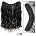 Vue détaillée de l'extension de cheveux synthétiques à 5 clips en V avec mèches noir et argent. - EX59-2/H (Noir Gris Méché)