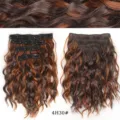 Dettaglio in primo piano di extension per capelli ondulati sintetici con clip, 30cm. - Onda d'Acqua Set da 4 Pezzi (4H30#)