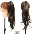 Vista dettagliata dell'extension di capelli sintetici con coda di cavallo ondulata e molletta. - 6K (Nero Naturale)