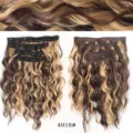 Vista dettagliata di extension per capelli ondulati sintetici a clip con effetto bicolore. - Onda d'Acqua Set da 4 Pezzi (4H18#) / Marrone Scuro Colpi de Sole Dorati