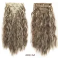 Primo piano di extension per capelli ricci con clip in 7 pezzi, texture ondulata. - Set da 7 Pezzi Onde di Mais / Marrone Chiaro Riflessi Dorati (8H613)