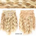 Vista dettagliata di extension per capelli sintetici ondulati corti con clip e texture. - Onda d'Acqua Set da 4 Pezzi (26H613#)