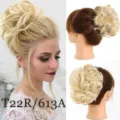Chignon postiche synthétique avec pince cheveux bouclés blond coiffure vue de détail. - T22R/613A Mix Blond