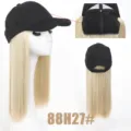 Detailansicht der schwarzen Baseballkappe mit langem glatten blonden Kunsthaar und Innennetz. - Honigblond Mix (88H27)