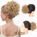 Gedetailleerd overzicht van gekrulde synthetische haarbol, golvende paardenstaart extensie. - Honingblond Mix (18/22)