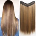Extension de cheveux synthétique en V à clips, longue mèche raide marron en gros plan détail. - Dégradé Brun Chameau