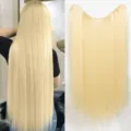 Vue détaillée de l'extension de cheveux synthétiques blonds longs, texture raide et. - Or clair