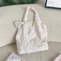 Gedetailleerd overzicht van de bloemen canvas tas met een schattige kanten strik. - Vest Tas Met Kant Strik Stijl