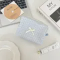 Vue détaillée de la jolie trousse de maquillage en tissu à pois bleu clair coréenne. - Bleu clair