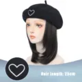 Berretto nero con parrucca corta e liscia tutto in uno, lunghezza capelli 25cm stile. - Stile Ricamo Cuore / AT163-2 (Capelli corti lisci neri - Cappello cuore nero)