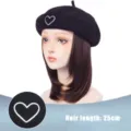 Berretto parrucca nero con ricamo di cuore bianco carino e capelli castani corti e lisci. - Stile Ricamo Cuore / AT163-2/33 (Capelli corti lisci castano scuro - Cappello cuore nero)