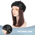 Berretto nero con parrucca corta e liscia marrone, testo ricamato smiley alla moda. - AT164-2/33