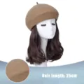 Parrucca a berretto marrone sfocata con capelli corti ondulati, elegante accessorio invernale. - modello base / AT175-2/33 (Capelli corti mossi castano scuro - Cappello marrone)