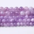 Makro-Detailansicht von natürlichen Lavendel-Amethyst-Rundperlen für die DIY-Schmuckherstellung - 4mm (Ca. 90 Stück/Strang) / Lavendel