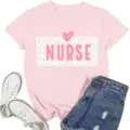 Lässiges rosa Baumwoll-T-Shirt für Damen mit einem stylischen Herz-Krankenschwester-Aufdruck - S / Oberteile / Rosa