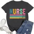 Dunkelgraues Baumwoll-T-Shirt für Krankenschwestern mit buntem Textdesign und Attributen - S / Oberteile / Grau