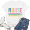 Weißes Damen Baumwoll Krankenschwester T-Shirt mit buntem Vintage Typografie Druck - S / Oberteile / Weiß