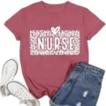 Rosa Krankenschwester T-Shirt mit Leopardenmuster neben weißen Turnschuhen - S / Oberteile / Rosa