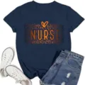 Marineblaues Baumwoll-T-Shirt mit Leopardendruck NURSE-Grafik und orangefarbenem Herz - S / Oberteile / Dunkelblau