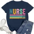 Dunkelblaues Krankenschwester-T-Shirt für Damen mit buntem Retro-Vintage-Aufdruck - S / Oberteile / Robin-Ei-Blau