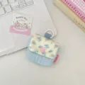 Detailansicht der kleinen Stoff-Kopfhörertasche mit floralem Kord-Überschlag und Druckknopf. - Hellblau