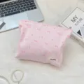 Rosa Kosmetiktasche mit Schleifen- und Herzstickerei, süße koreanische Make-up-Reisetasche. - Hellrosa