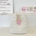 Bolso de mano acolchado blanco con patrón de corazones y lunares, bolso de muñeca suave acolchado. - Estilo de Corazón de Lunares Acolchado / Blanco