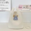 Detalle del bolso tote acolchado blanco con acolchado suave y solapa de diseño bonito. - Estilo de Algodón de Bebé / Blanco
