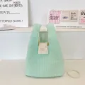 Vista detallada del bolso tote acolchado verde claro con bonito cierre de corazón y acolchado suave. - Estilo de Algodón de Bebé / Verde claro