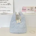 Bolso de mano acolchado en forma de corazón azul claro con bonitos lunares para uso diario. - Estilo de Corazón de Lunares Acolchado / Azul claro