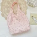 Rosa Blumentasche Detailansicht mit süßem Blumenmuster Stofftextur und Markenetikettdesign. - Westen-Stil Tasche