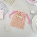 Vue détaillée d'une pochette cordon en dentelle rose, style coréen pour petits accessoires. - Rose