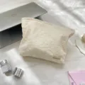 Blumen bestickte Mesh Kosmetiktasche, weicher Aufbewahrungsbeutel für Make-up und Alltagsutensilien. - Aprikose