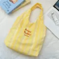 Κίτρινη ριγέ τσάντα tote από καμβά, casual τσάντα ώμου με όμορφη τύπωση γραμμάτων. - Κίτρινο