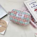 Dettaglio della trousse per cosmetici trapuntata a quadri colorati dalla texture morbida. - Stile Sottile / Griglia Arancione