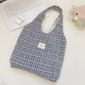 Gedetailleerd overzicht van de casual zwart-witte ruitjes canvas shopper schoudertas. - Marineblauw