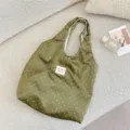 Πράσινη τσάντα tote με λευκές βούλες, μεγάλη casual υφασμάτινη τσάντα ώμου για καθημερινή χρήση. - Λαδί