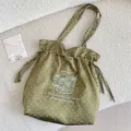 Bolso tote de satén de lunares estilo coreano con bordado floral y cordón ajustable. - Verde oliva