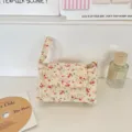 Cremefarbene Kosmetiktasche aus Leinen mit Blumenmuster und Herzknopf für Damen. - Rot