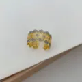 Primo piano dell'anello in rete di pizzo zircone, accessorio di design traforato lusso. - Anello d'Oro