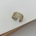 Anello largo traforato a nido d'ape in pizzo bicolore con zirconi cubici scintillanti - Anello bianco