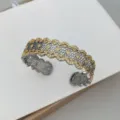 Bracciale rigido traforato con motivo a nido d'ape, bordi dorati e zirconi luminosi e chic. - Bracciale Colore Argento