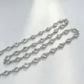 Primo piano dettagliato di una catena argentata con zirconi cubici rotondi e scintillanti. - 4mm / Bianco