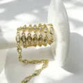 Nahaufnahme einer vergoldeten Kupferkette mit funkelnden ovalen Zirkoniasteinen für DIY. - Oval Einzelstein Kette / Gold Weißer Zirkon