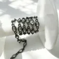 Detailansicht der schwarzen Metallkette mit funkelnden ovalen Zirkoniasteinen für DIY Schmuck. - Oval Einzelstein Kette / Schwarz Weißer Zirkon