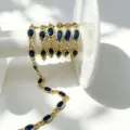 Detailansicht der vergoldeten DIY Schmuckkette mit funkelnden blauen ovalen Zirkoniasteinen. - Oval Einzelstein Kette / Gold Blauer Zirkon